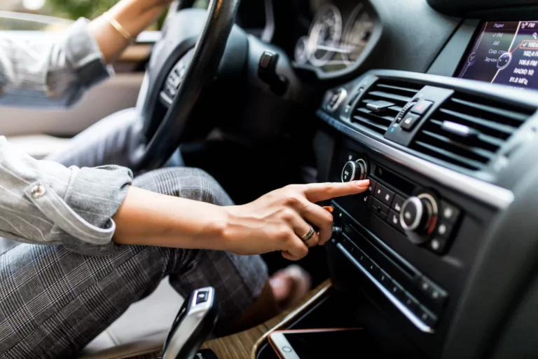 tableau-de-bord-voiture-et-autoradio-TA-TP-fonction
